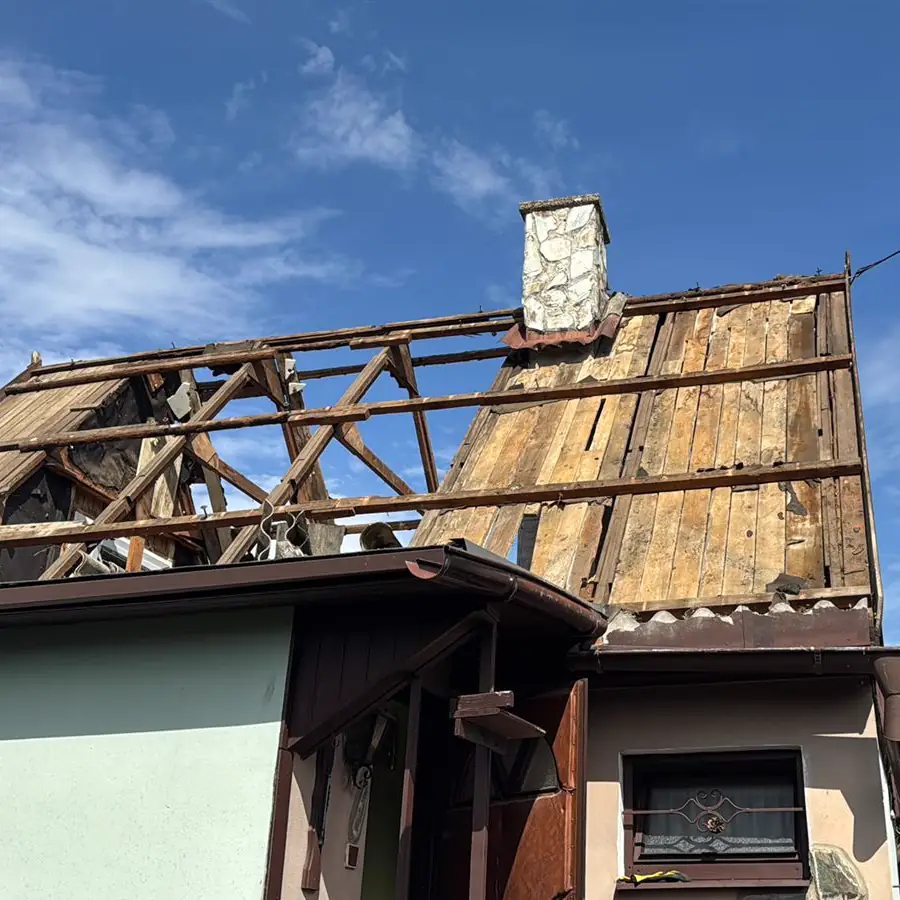 Rodinný dům po sundání eternitové střechy, odkryté latě a krov